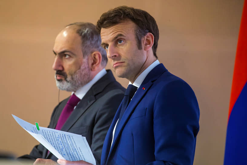 Президент Франции Эмманюэль Макрон (на переднем плане) и премьер-министр Армении Никол Пашинян