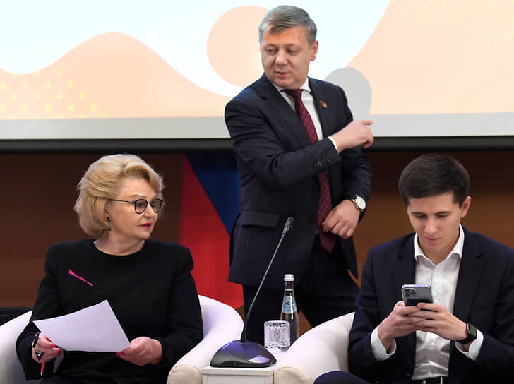 Председатель комитета Госдумы по вопросам семьи, женщин и детей Нина Останина, первый заместитель председателя  комитета Госдумы по международным делам Дмитрий Новиков и первый заместитель председателя комитета Госдумы по просвещению Максим Гулин 
