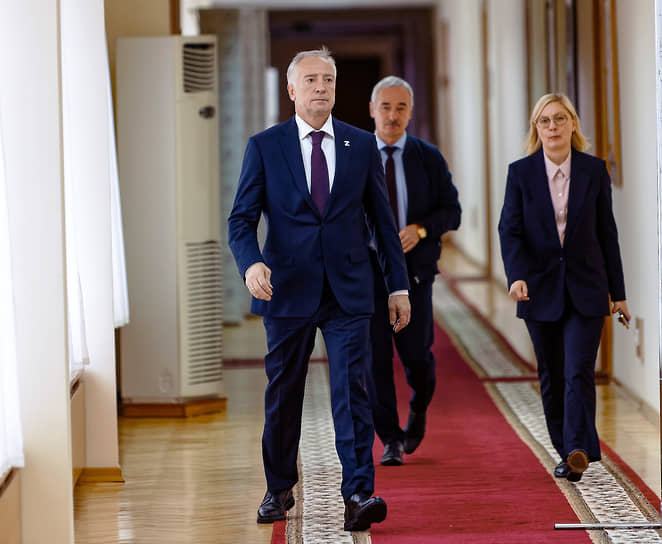 Губернатор Томской области Владимир Мазур (слева) перед началом собрания
