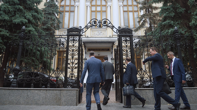 Импорт продолжает сжимать профицит торговли