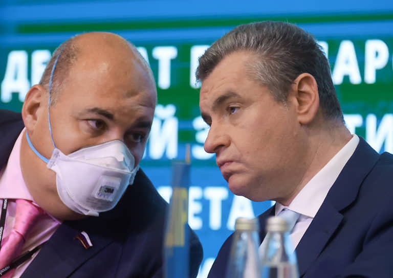 Первый зампредседателя комитета Госдумы по госстроительству и законодательству Юрий Напсо и председатель ЛДПР Леонид Слуцкий