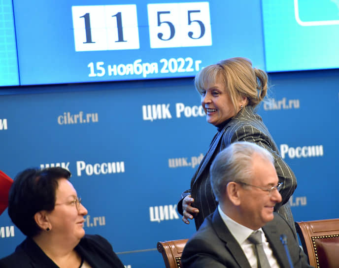 Центризбирком во главе с Эллой Памфиловой (стоит) отчитался о полной, но пока не окончательной победе над любителями двойного голосования