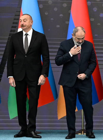 Президент Азербайджана Ильхам Алиев (слева) и премьер-министр Армении Никол Пашинян 