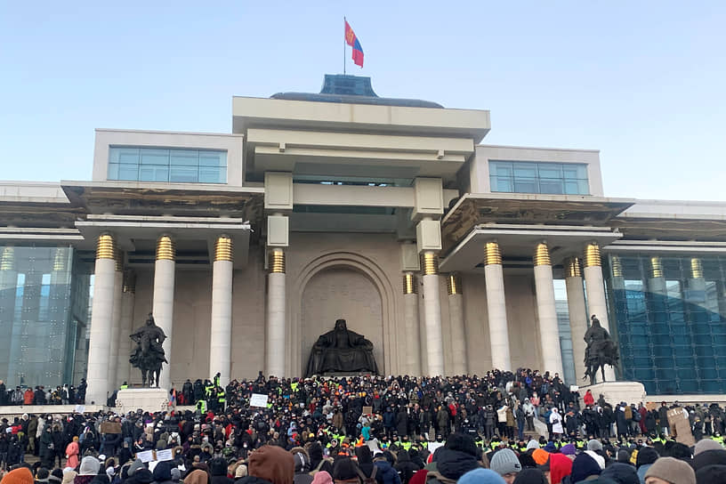 Протестующие штурмуют Дворец правительства на центральной площади в Улан-Баторе 