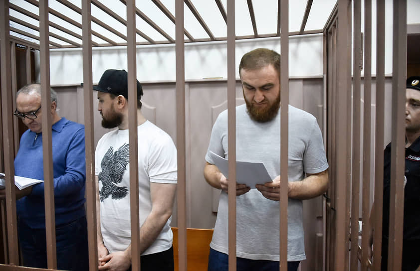 Слева направо: бывший советник генерального директора «Газпром межрегионгаза» Рауль Арашуков, бывший генеральный директор ООО «Газпром межрегионгаз Астрахань» Руслан Арашуков и бывший представитель в сенатор от Карачаево-Черкесской Республики Рауф Арашуков во время заседания суда 