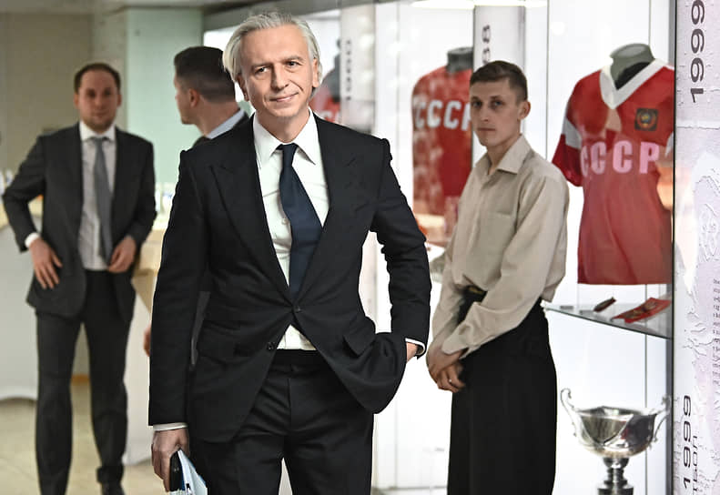 По мнению президента РФС Александра Дюкова, возглавляемая им структура должна перейти из UEFA в AFC, чтобы сборная России не потеряла
