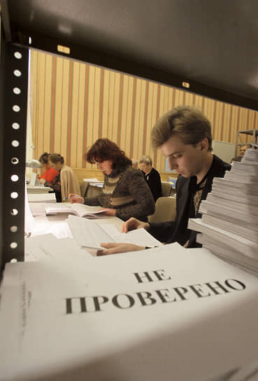 По мнению Конституционного суда, при проверке подлинности подписей избирателей суды должны принимать во внимание не только заключения экспертов, но и свидетельства самих подписантов