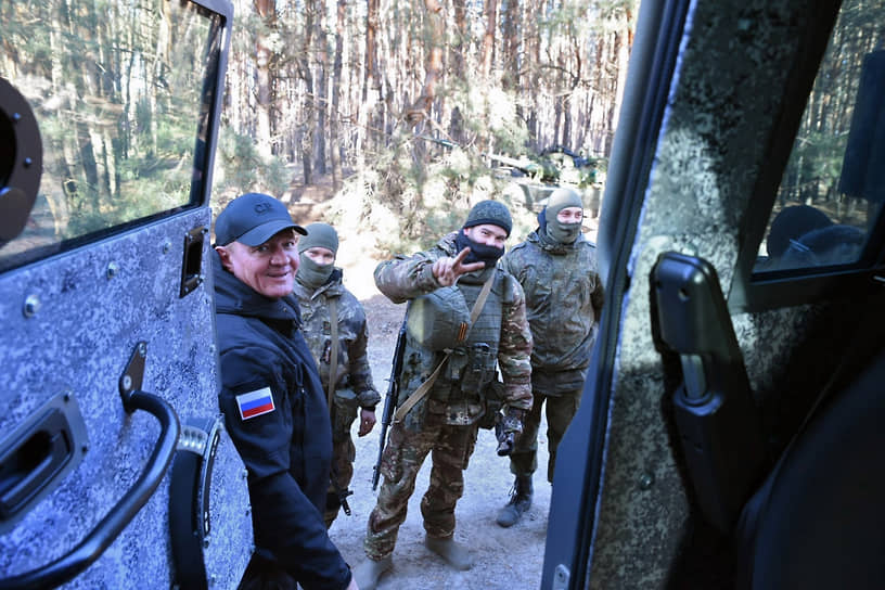 Губернатор Роман Старовойт (слева) решил лично руководить добровольцами, помогающими военным защищать Курскую область 
