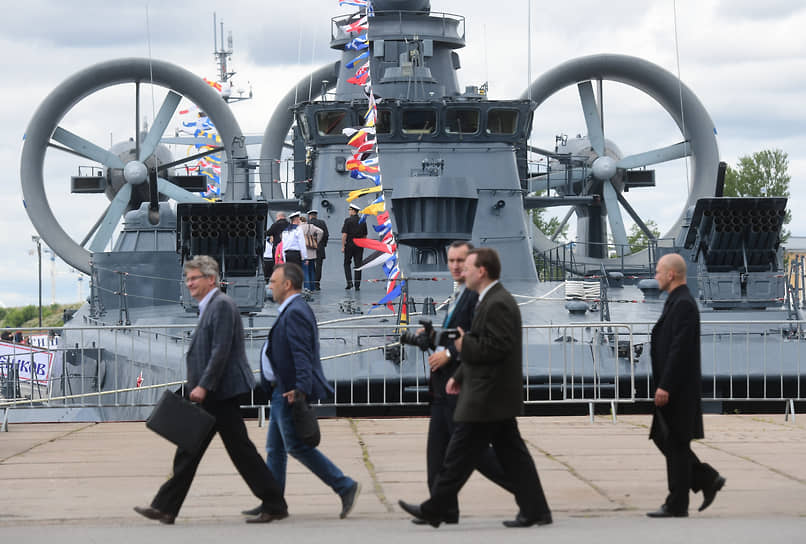 На некоторые форумы вроде Военно-морского салона в Санкт-Петербурге (на фото) депутаты Госдумы смогут поехать, только если сэкономят на других выездных мероприятиях 