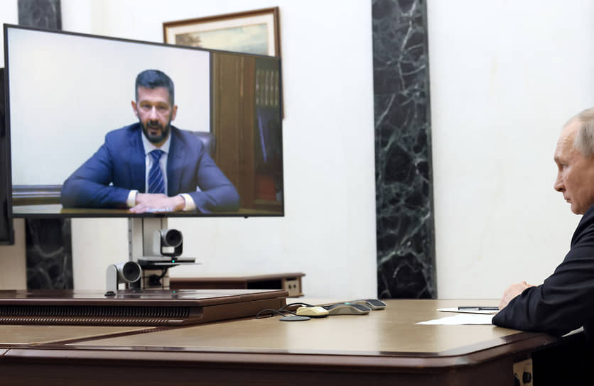 Врио главы Чукотского края Владислав Кузнецов (на экране) и президент России Владимир Путин 