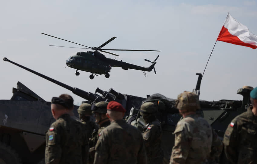 Польские вертолеты Ми-8 во время военных учений НАТО в 2022 году  