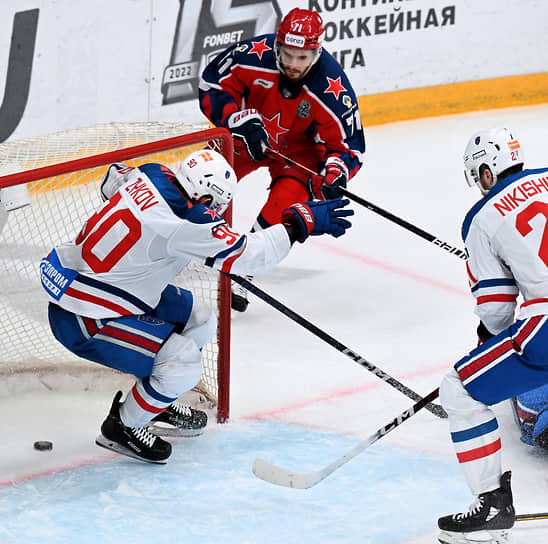 Форвард ЦСКА Константин Окулов (№71) забросил шайбу в ворота СКА в стиле самых техничных хоккеистов в истории отечественного хоккея
