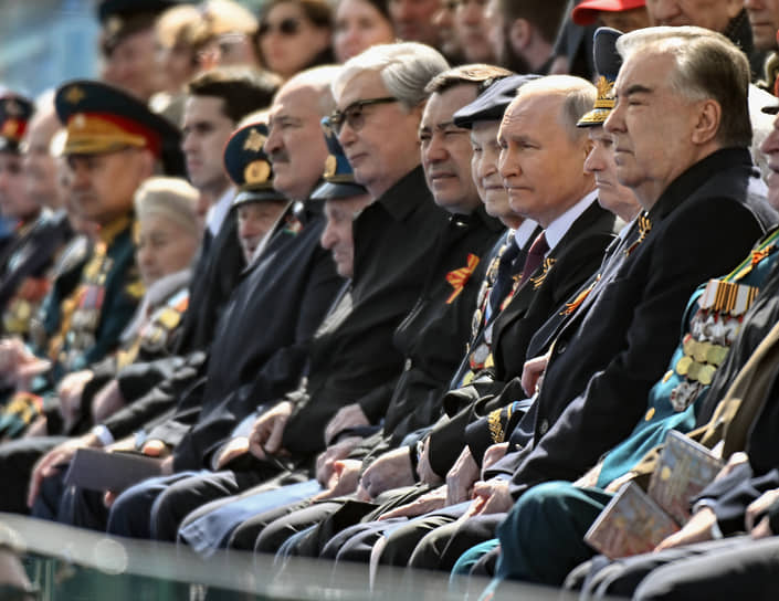 Лидеры СНГ рассредоточились на трибунах