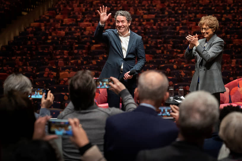 Густаво Дудамель (в центре) и Нью-Йоркский филармонический оркестр (февраль 2023 года) 