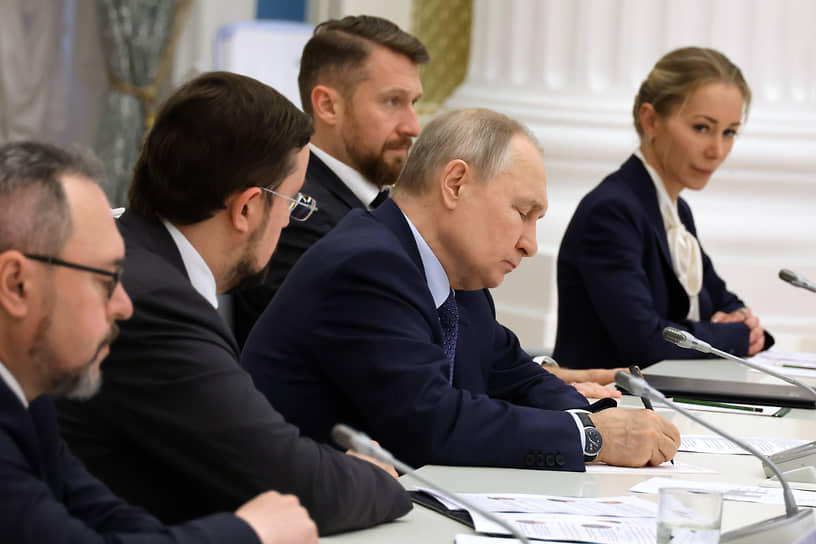 Слева направо: сопредседатель общественной организации «Деловая Россия» Антон Данилов-Данильян, председатель организации «Деловая Россия» Алексей Репик, президент «Деловой России» Павел Титов, президент России Владимир Путин и член генерального совета, руководитель экспертного центра по уголовно-правовой политике и исполнению судебных актов «Деловой России» Екатерина Авдеева