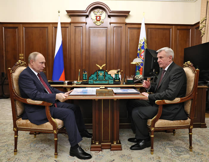 Изменять привычке держаться за край стола Владимир Путин не намерен
