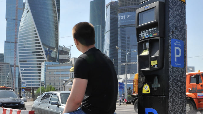 Москвичи прощаются с паркоматами