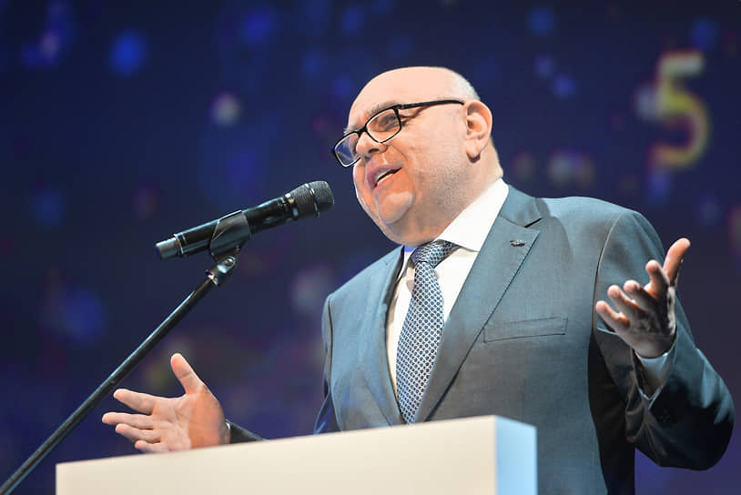 Юрий Каннер во время церемонии вручения премии РЕК Global Influence Award за глобальное влияние на мир (октябрь 2021 года)