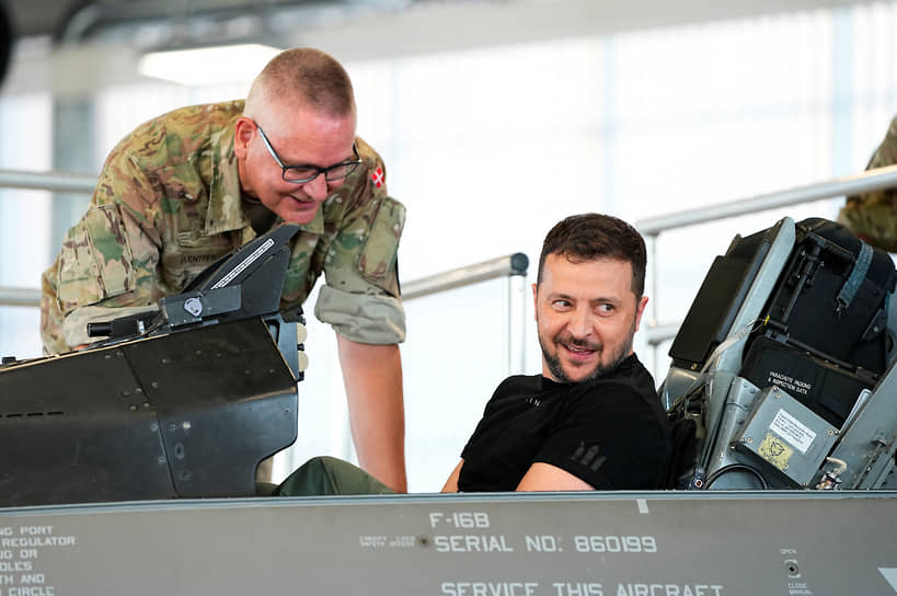 Дания пообещала, что до конца 2025 года поставит Украине 19 самолетов F-16 (на фото: Владимир Зеленский на авиабазе близ датского городка Войенс)