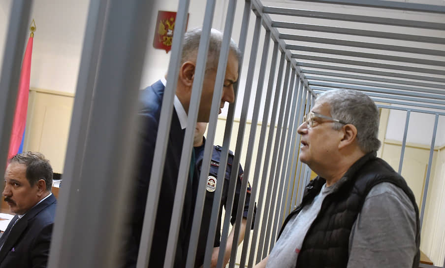 Расследование уголовного дела в отношении Евгения Бернштама (на фото: справа) за мошенничество в особо крупном размере велось с 2018 года 