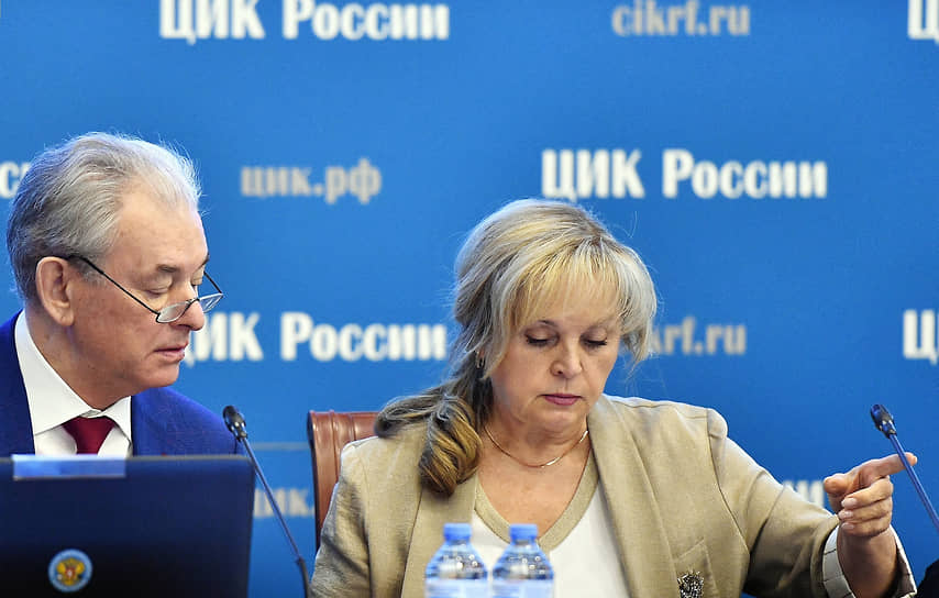 Председатель ЦИК России Элла Памфилова и зампредседателя Николай Булаев на заседании комиссии 