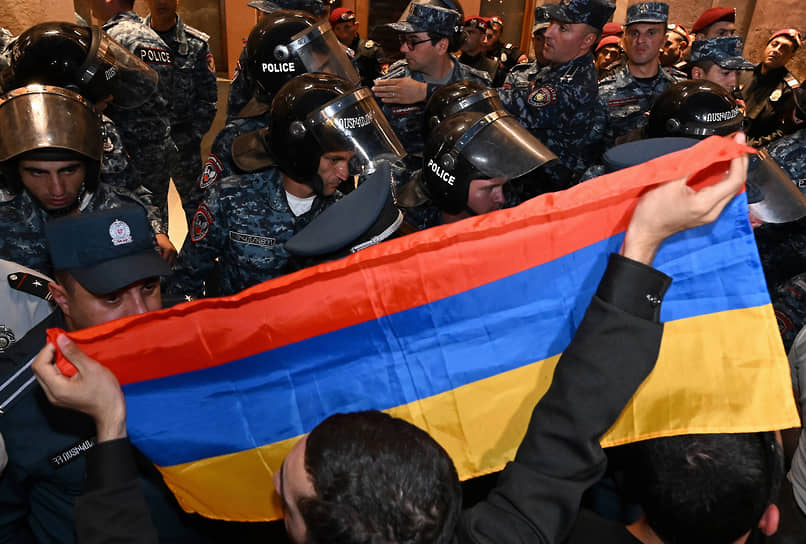 Акция протеста в Ереване с требованием признать независимость Карабаха и отправить в отставку премьер-министра Никола Пашиняна