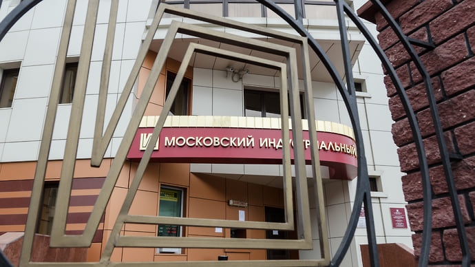 Только деньги висят в проводках