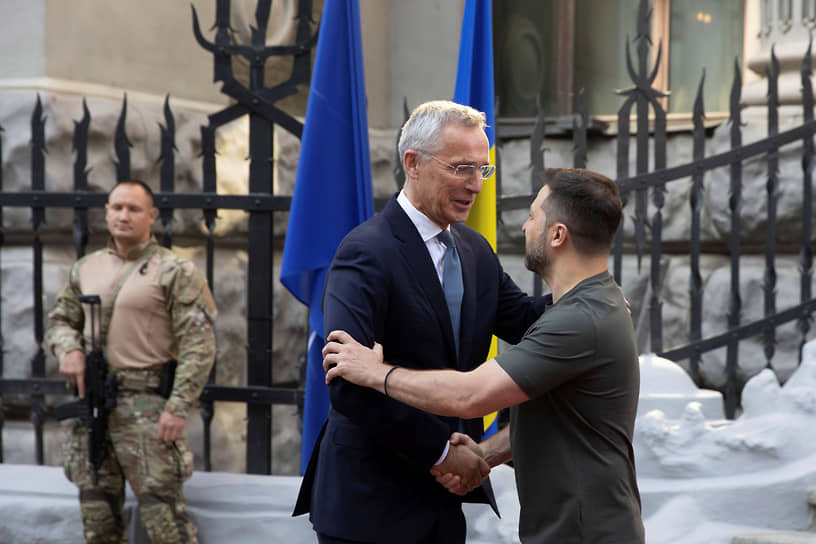 Генеральный секретарь НАТО Йенс Столтенберг (слева) и президент Украины Владимир Зеленский