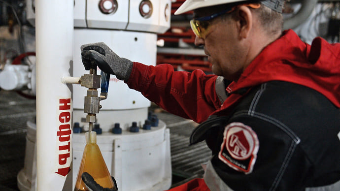 Нефть переливается через потолок