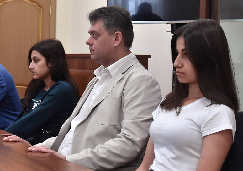Ангелина и Крестина Хачатурян  