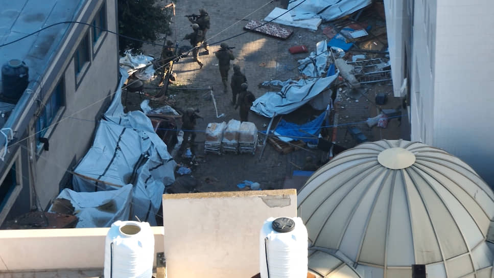 Израильские военные сообщили, что при входе на территорию больничного комплекса уничтожили группу боевиков. По версии «Хамаса», израильские солдаты убили более 30 человек, пытавшихся покинуть больницу 