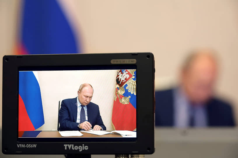 Владимир Путин, как обычно, был в этот вечер на всех экранах страны
