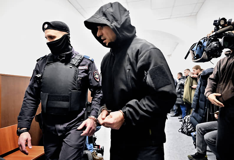 Участник банды Сергей Волостных перед началом заседания суда 