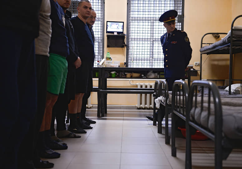 Полностью решить проблему перелимита в столичных СИЗО, утверждают представители ФСИН, мешает плотность населения