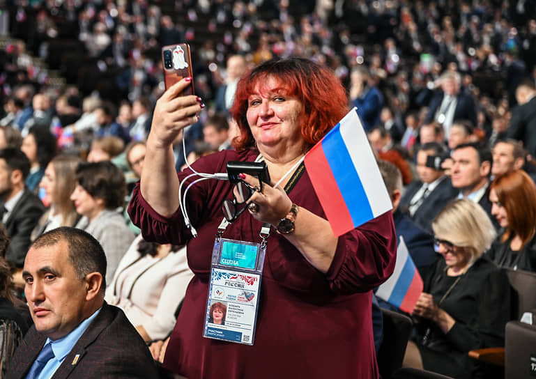Делегаты концерта снимали то ли себя, то ли его