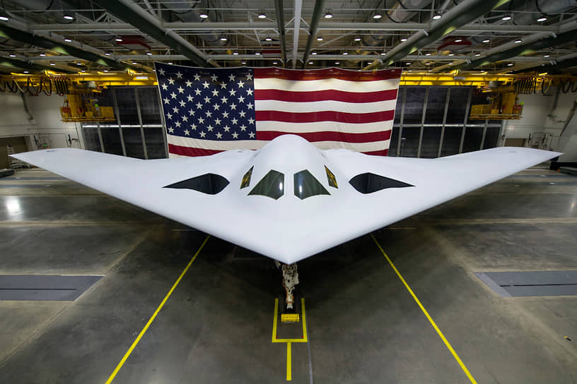 Стратегический бомбардировщик B-21 Raider, способный нести как обычное, так и ядерное оружие, обладает, по утверждению Пентагона, «непревзойденной малозаметностью» и «повышенной выживаемостью», что делает его неуязвимым «даже для самых совершенных систем ПВО» 