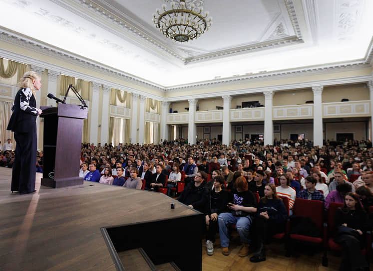Екатерина Мизулина нашла в уральских студентах сторонников, противников, романтиков и желающих сделать совместное фото