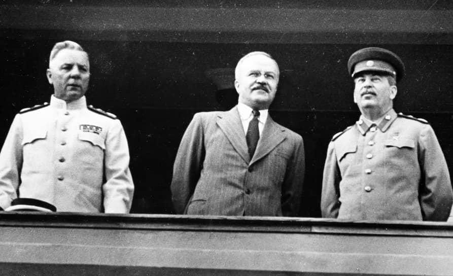 Климент Ворошилов, Вячеслав Молотов и Иосиф Сталин