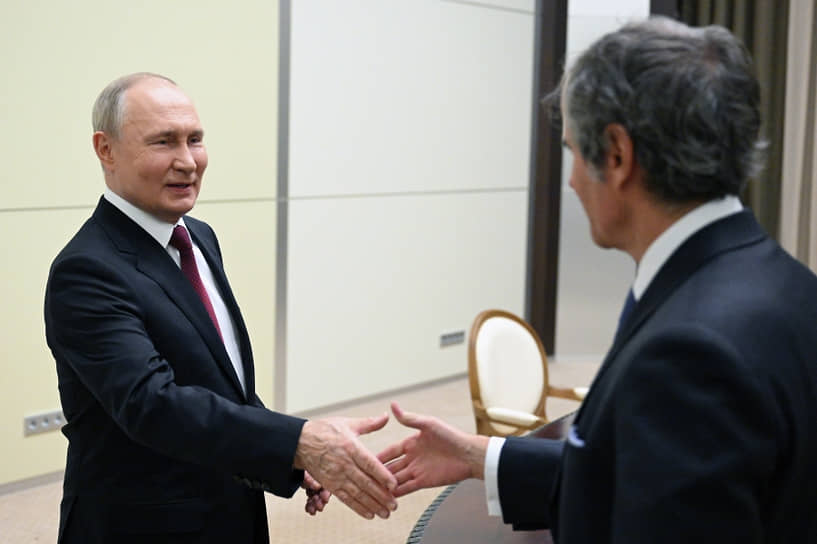 Владимир Путин и Рафаэль Гросси (справа)