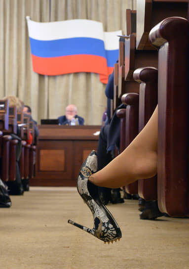 Доля женщин на постах высших управленцев в российских компаниях по-прежнему далека от гендерного равенства, но в среднем звене заметно растет 