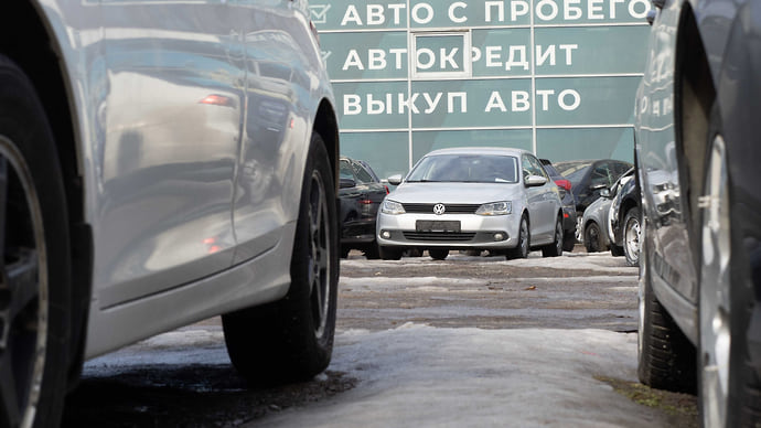 Автомобили поехали по кругу