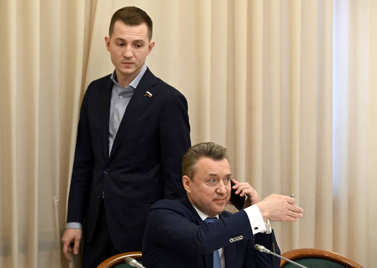 Председатель комитета Госдумы по молодежной политике Артем Метелев (слева) и заместитель председателя комитета Госдумы по безопасности и противодействию коррупции Анатолий Выборный