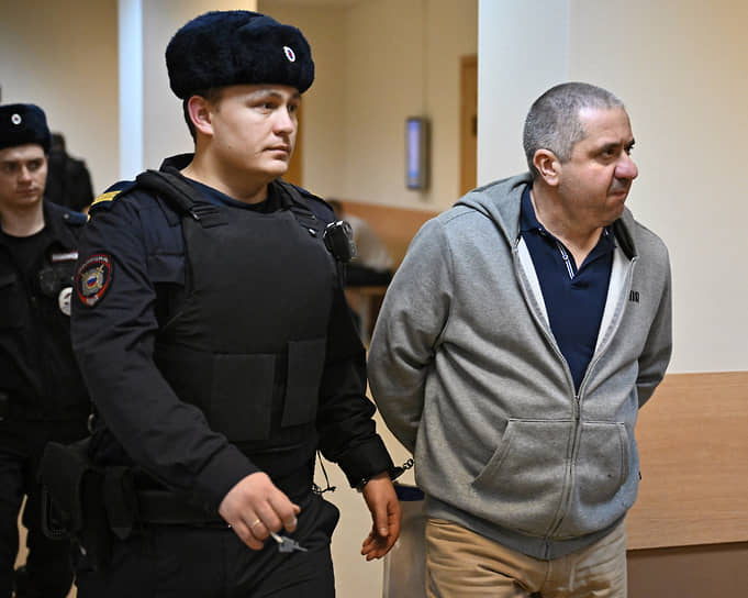 Для Вячеслава Симоненко запросили по полной программе 