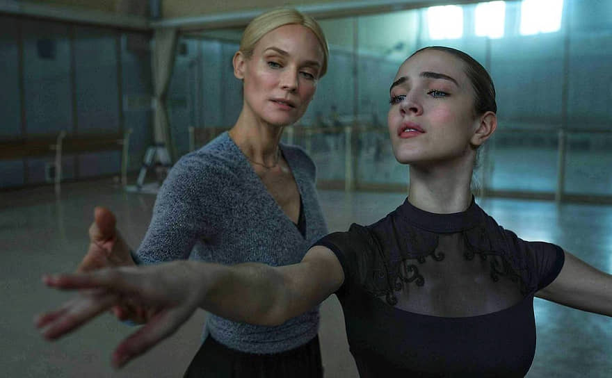 Сдержанная игра Дианы Крюгер (директриса Волкова) представляет разительный контраст со слезоточивостью Талии Райдер (Джойка)