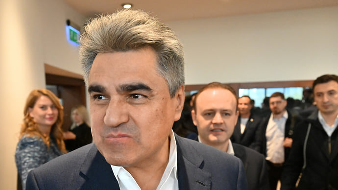 Под шутки и овации