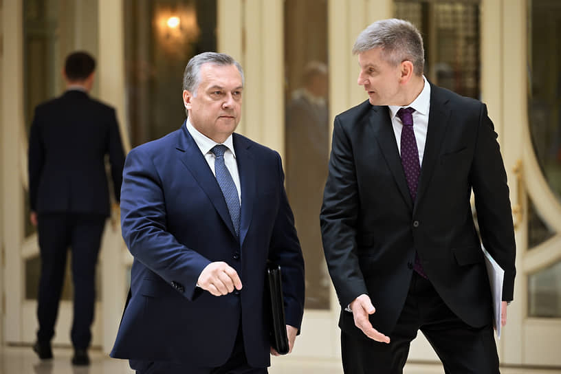 Кандидат на должность директора Федеральной службы охраны Дмитрий Кочнев (слева)  