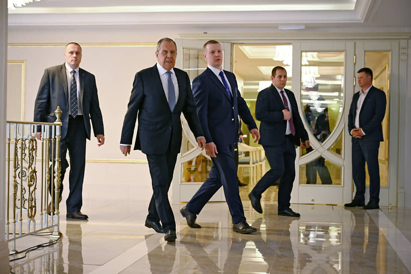 Кандидат на должность министра иностранных дел России Сергей Лавров (второй слева) 