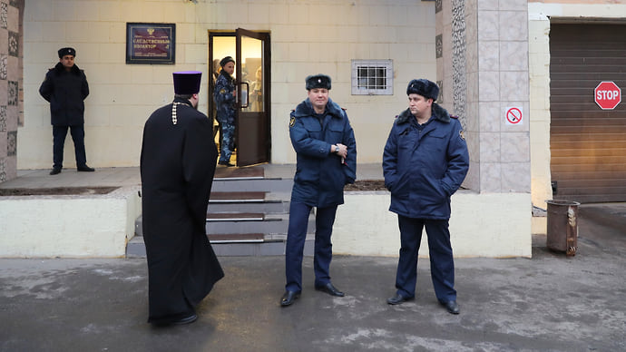 Священников трудоустроят в СИЗО