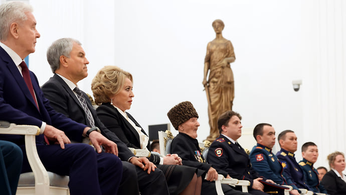 Герои нашли награды