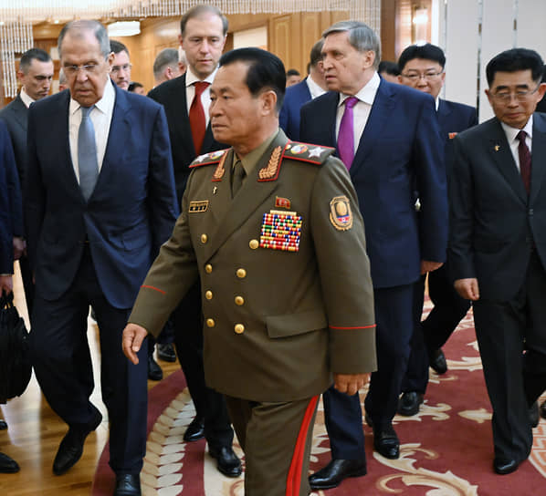 Перед началом переговоров членам российской делегации предложили перейти в соседнюю комнату и «рандомно» расположиться для общего фото 